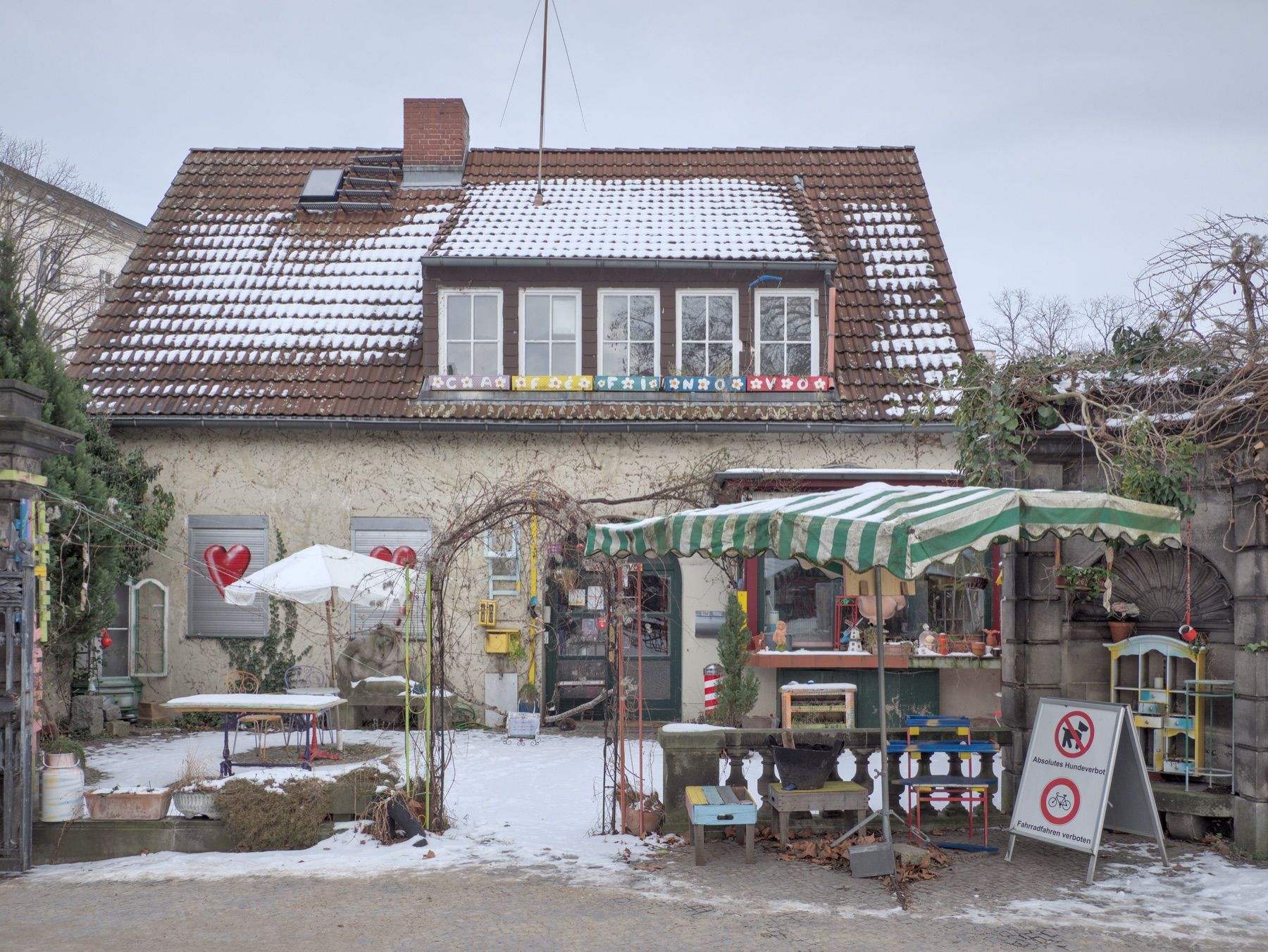 Garten und Fassade des Café Finovo am Alten St.-Matthäus-Kirchhof im Winter