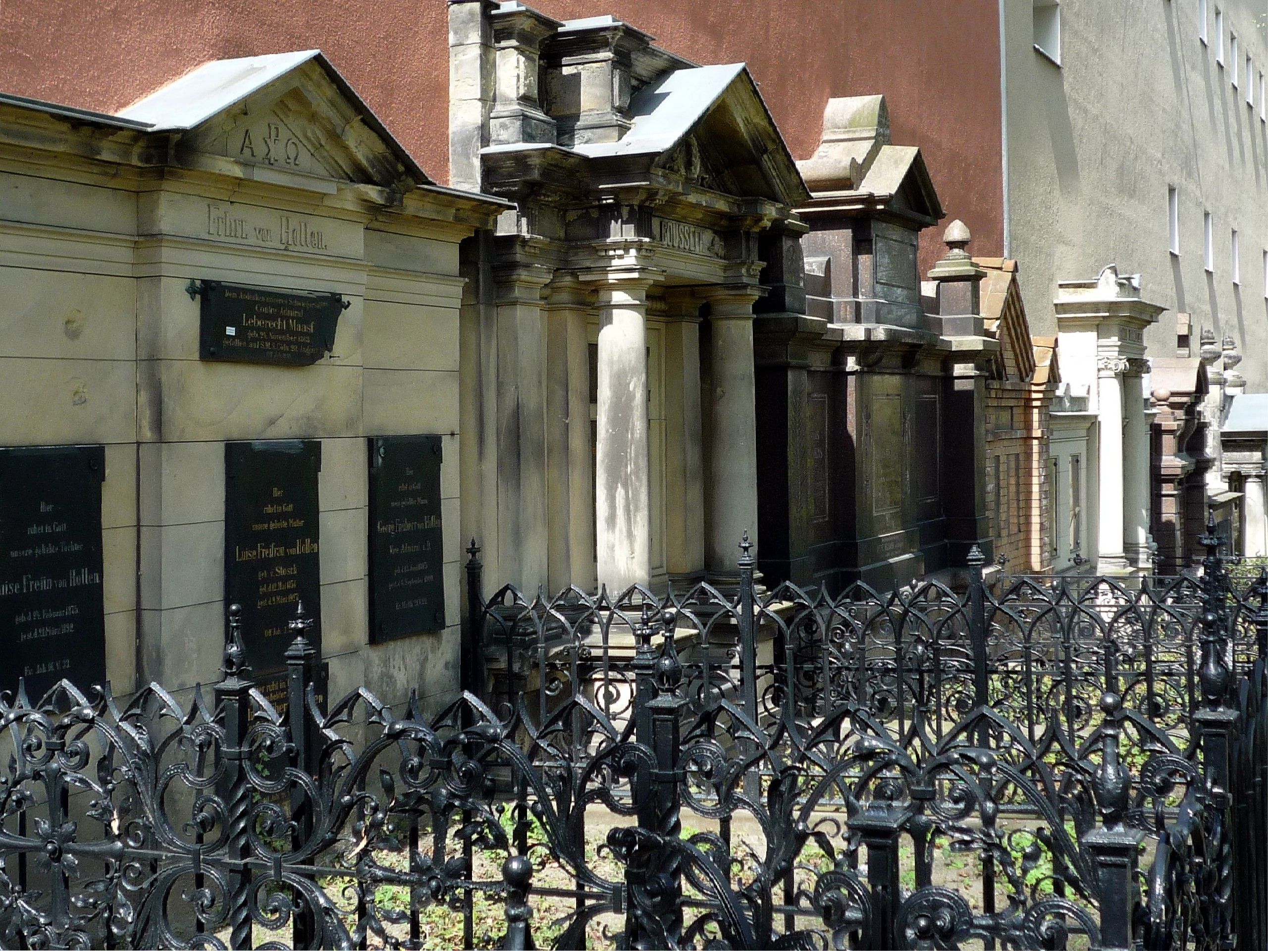 Historische Grabstätten und alter Baumbestand auf dem Alten St.-Matthäus-Kirchhof