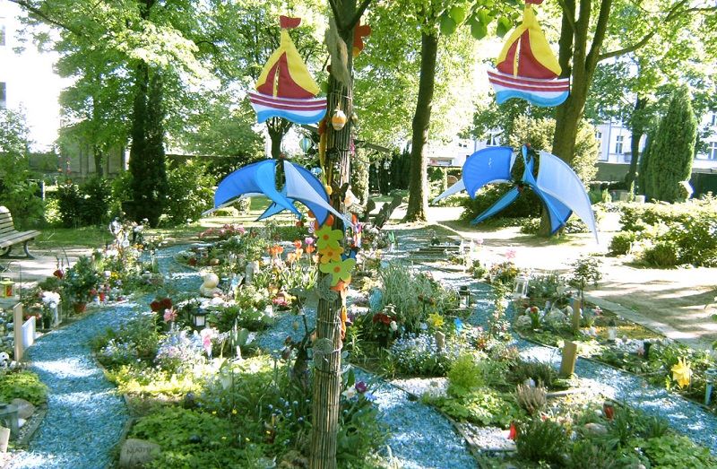 Bepflanzte Gemeinschaftsgrabstelle Garten der Sternenkinder auf dem Alten St.-Matthäus-Kirchhof
