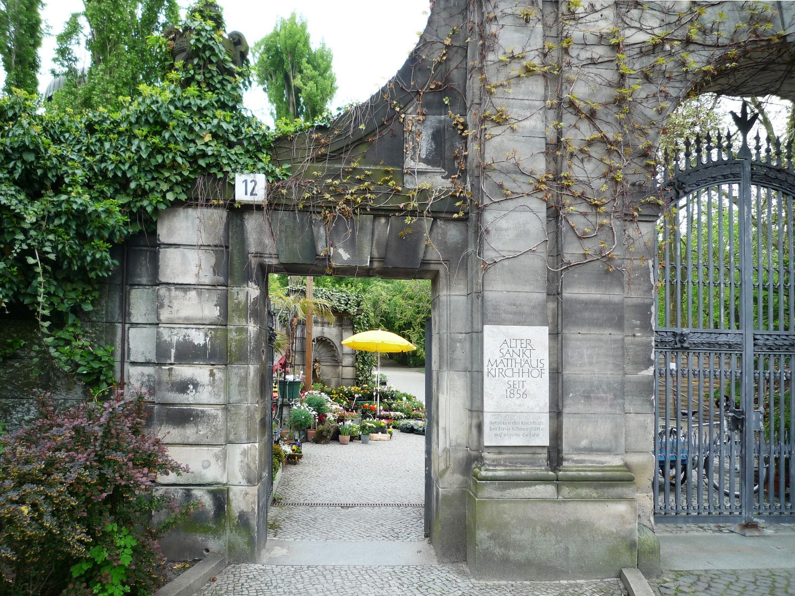 Historischer Haupteingang des Alten St.-Matthäus-Kirchhofs Berlin